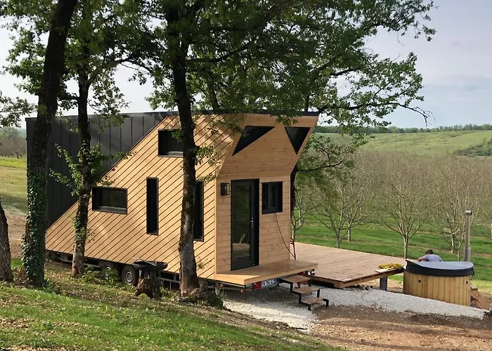 Tiny House Et Bain Nordique A La Ferme Bed and Breakfast